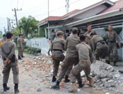 Satpol PP Padang Kedepankan Persuasif Saat Bongkar Pagar