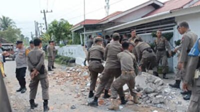 Satpol PP Padang Kedepankan Persuasif Saat Bongkar Pagar