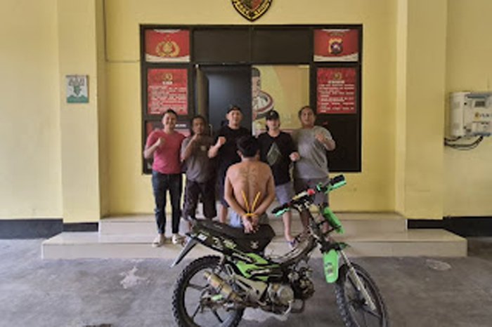 Tersangka saat diamankan polisi.