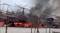 Damkar Padamkan Kebakaran di Pasar Sumani