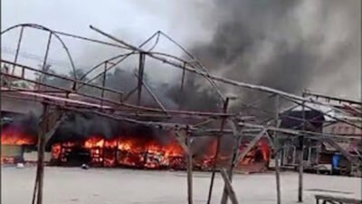 Damkar Padamkan Kebakaran di Pasar Sumani