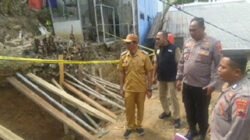 Petugas saat memantau TKP dua pekerja tewas tertimbun longsor