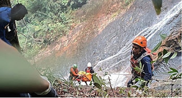 Korban Tergelincir di Air Terjun Robo Nagari Harau.