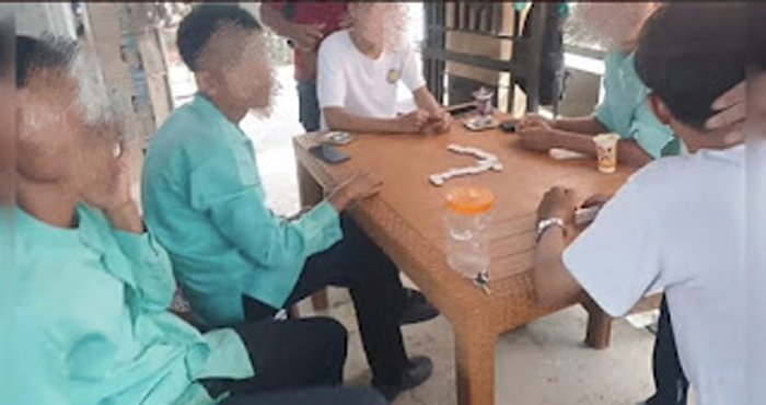Lima pelajar bolos dan main domino diamankan Satpol PP Padang.