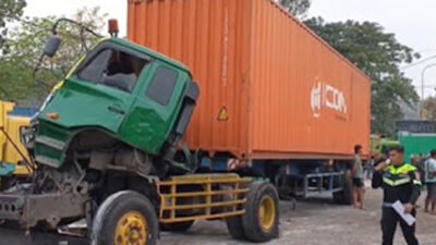 Kecelakaan beruntun truk trailer menabrak 13 kendaraan gegara rem blong