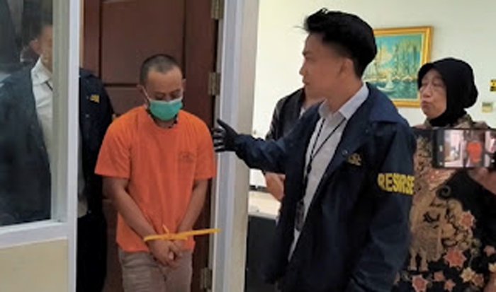 Polisi menangkap operator pinjol ilegal yang memeras korban.