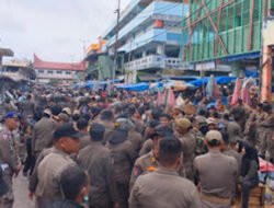 Pemko Padang Relokasi 169 PKL, Penertiban Sempat Ricuh